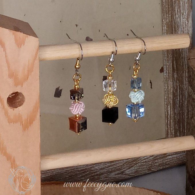 Boucles d'oreilles noeud Awaji et cubes Swarovski