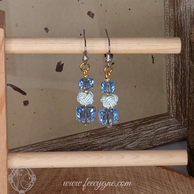 Boucles d'oreilles noeud Awaji et cubes Swarovski