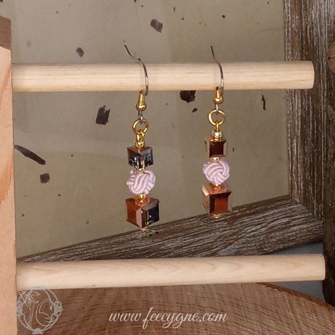 Boucles d'oreilles noeud Awaji et cubes Swarovski