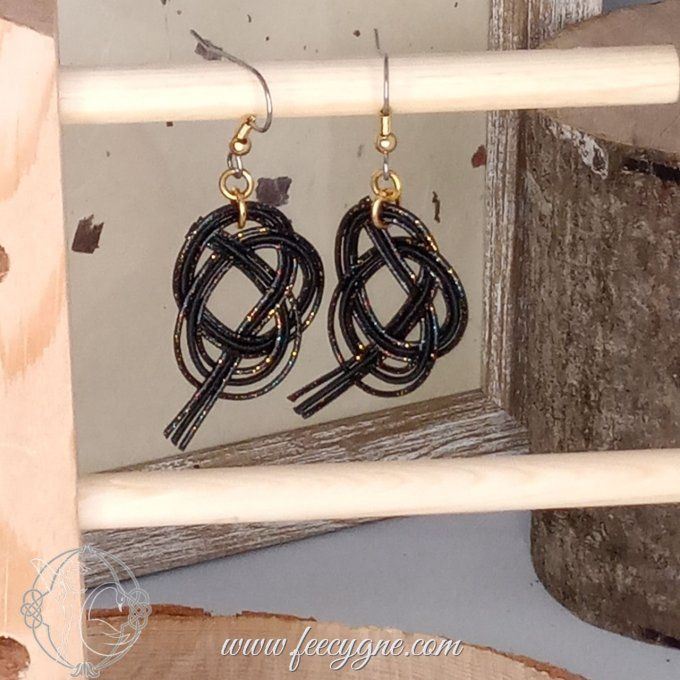 Boucles d'oreilles avec noeud awaji en Mizuhiki