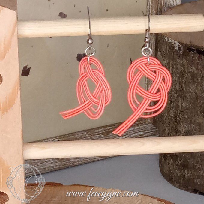 Boucles d'oreilles avec noeud awaji en Mizuhiki