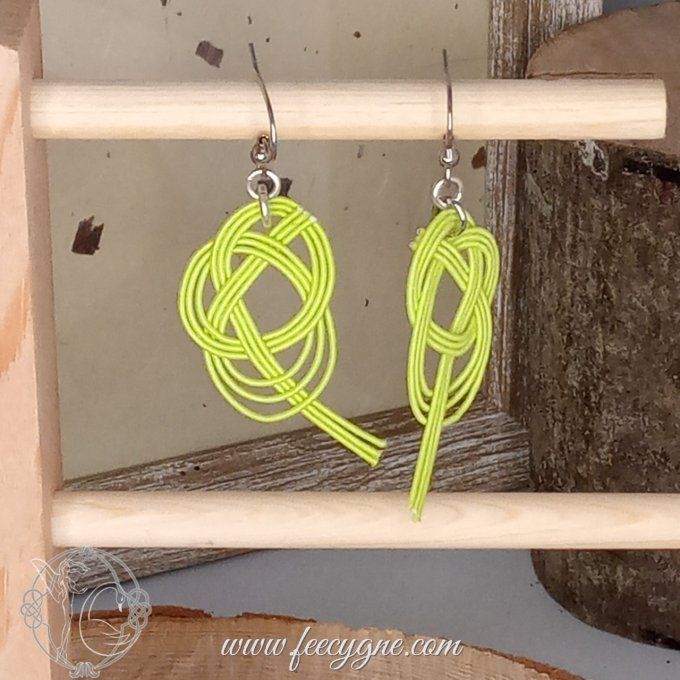 Boucles d'oreilles avec noeud awaji en Mizuhiki